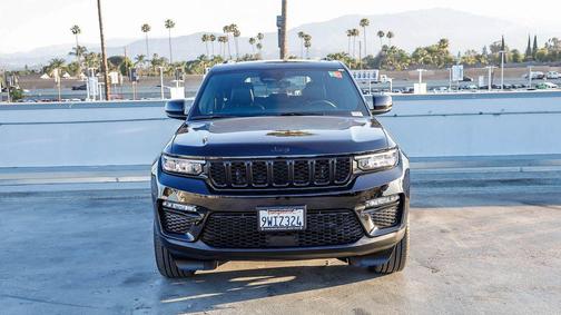 Diamond Black Crystal Pearlcoat 2025 Jeep Grand Cherokee Limited