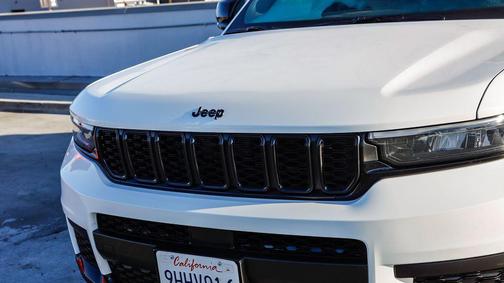 Bright White Clearcoat 2023 Jeep Grand Cherokee L Altitude