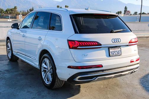 Glacier White Metallic 2023 Audi Q7 55 Premium Plus