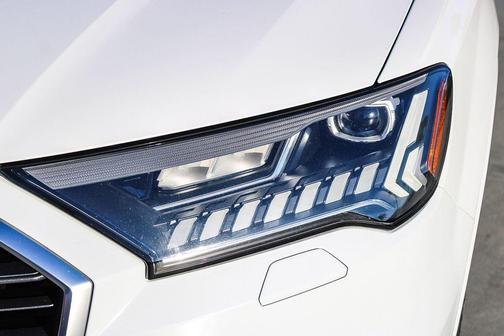 Glacier White Metallic 2023 Audi Q7 55 Premium Plus