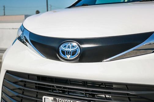 2025 Toyota Sienna LE