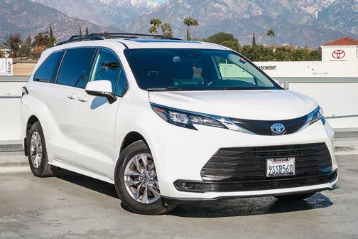 2025 Toyota Sienna LE