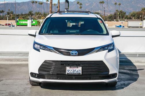 2025 Toyota Sienna LE