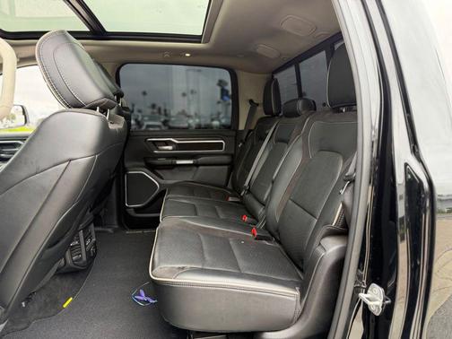 Diamond Black Crystal Pearlcoat 2022 RAM 1500 Laramie