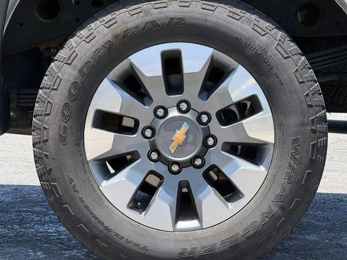 Summit White 2025 Chevrolet Silverado 2500 Custom