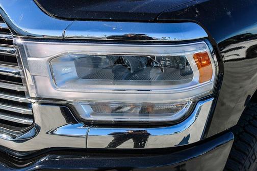 Diamond Black Crystal Pearlcoat 2024 RAM 2500 Laramie Crew Cab 4x4 6'4' Box