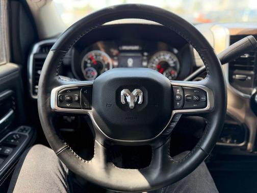 Diamond Black Crystal Pearlcoat 2024 RAM 2500 Laramie Crew Cab 4x4 6'4' Box