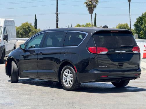 2023 Chrysler Voyager LX