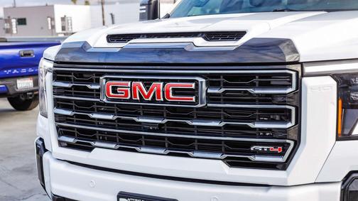 Summit White 2025 GMC Sierra 2500 AT4