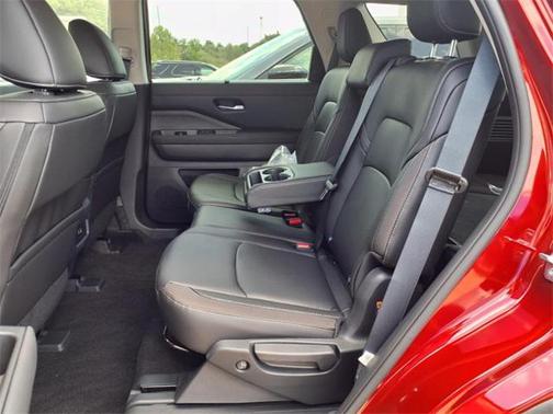 2025 Nissan Pathfinder SL 4WD