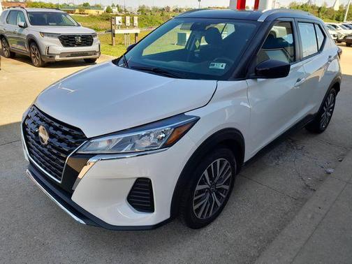 Aspen White/Super Black 2023 Nissan Kicks SV
