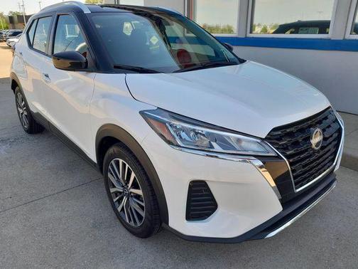 Aspen White/Super Black 2023 Nissan Kicks SV