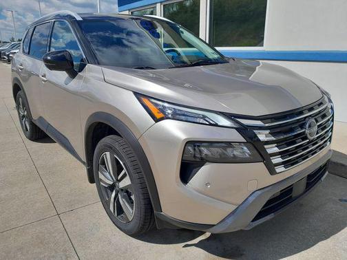 Champagne Silver Metallic/Super Black 2025 Nissan Rogue SL