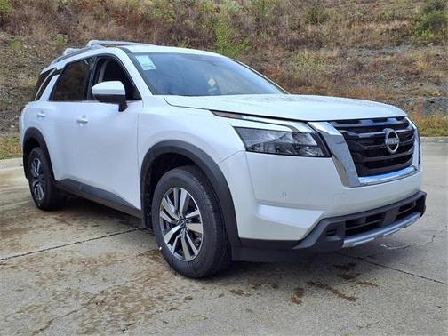 2025 Nissan Pathfinder SL 4WD