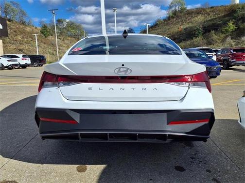 2025 Hyundai ELANTRA SE