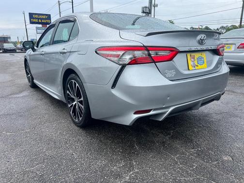 Celestial Silver Metallic 2018 Toyota Camry SE