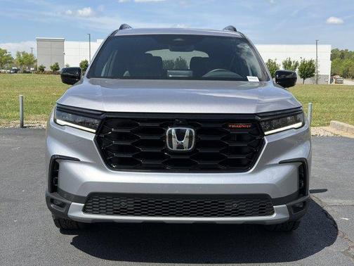 Lunar Silver Metallic 2025 Honda Pilot TrailSport