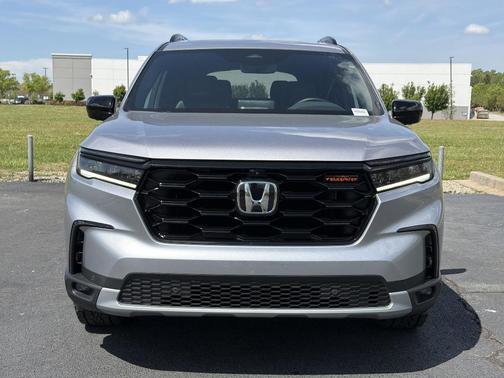 Lunar Silver Metallic 2025 Honda Pilot TrailSport