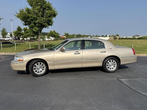 2011 Lincoln Town Car Signature Limited