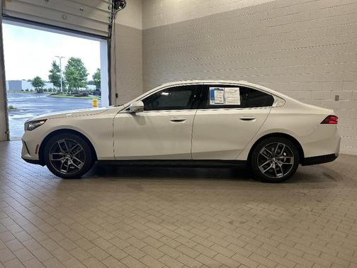 Mineral White Metallic 2026 BMW 530 i