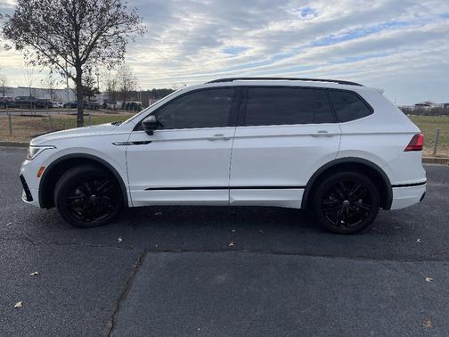 2022 Volkswagen Tiguan 2.0T SE R-Line Black