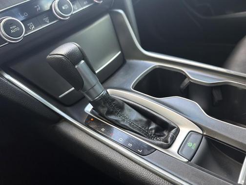 Platinum White Pearl 2018 Honda Accord LX