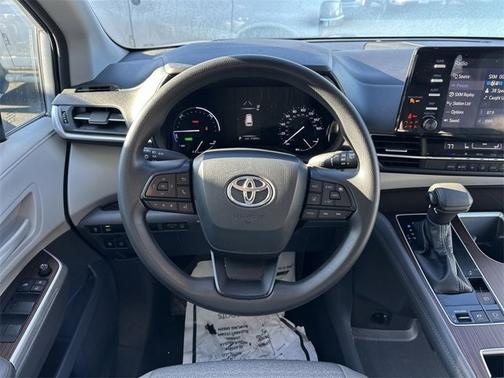 2022 Toyota Sienna LE
