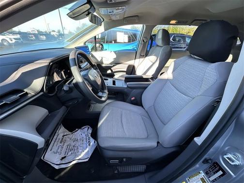 2022 Toyota Sienna LE