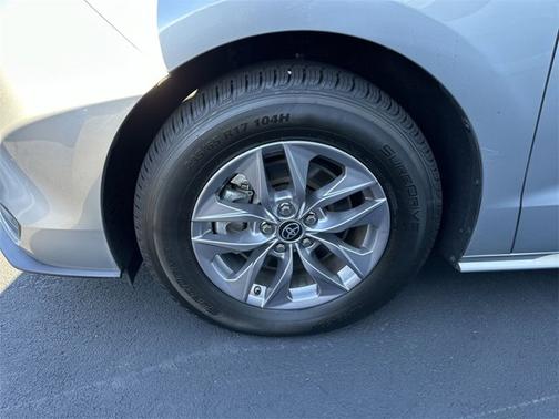 2022 Toyota Sienna LE