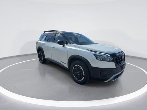 Pearl White Tricoat/Super Black 2023 Nissan Pathfinder Rock Creek