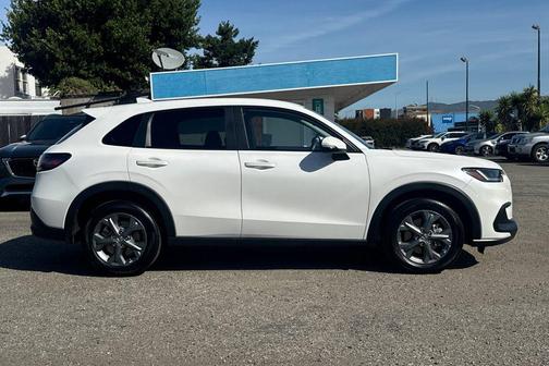 Platinum White Pearl 2026 Honda HR-V LX