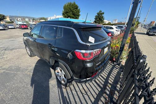 Diamond Black Crystal Pearlcoat 2018 Jeep Compass Latitude