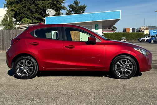 2020 Toyota Yaris Sedan LE