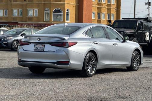 Iridium 2024 Lexus ES 300h Luxury
