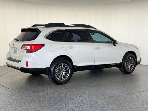 Crystal White Pearl 2015 Subaru Outback 2.5i