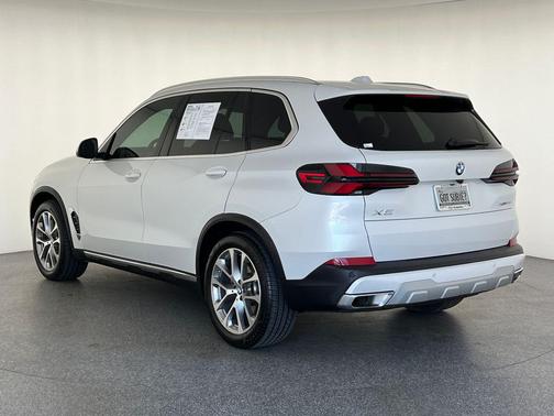 Mineral White Metallic 2024 BMW X5 xDrive40i