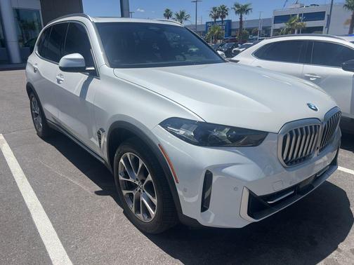 Mineral White Metallic 2024 BMW X5 xDrive40i