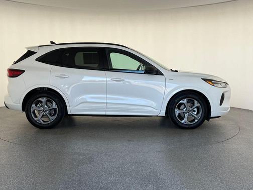 Star White Metallic Tri-Coat 2024 Ford Escape ST-Line