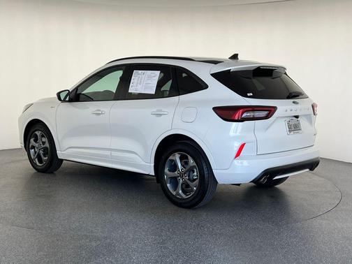Star White Metallic Tri-Coat 2024 Ford Escape ST-Line
