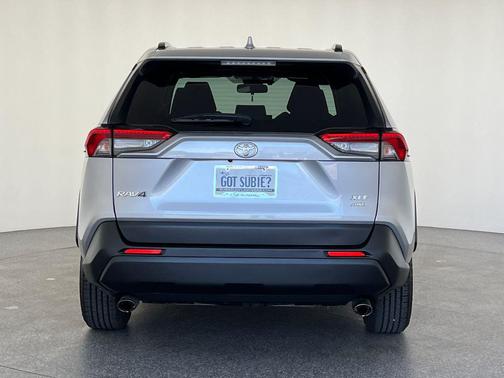Silver Sky Metallic 2019 Toyota RAV4 XLE