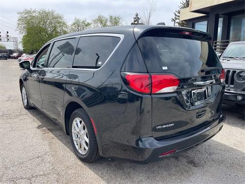 2022 Chrysler Voyager LX