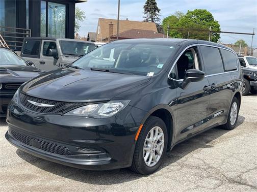2022 Chrysler Voyager LX