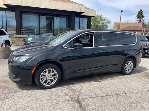 2022 Chrysler Voyager LX