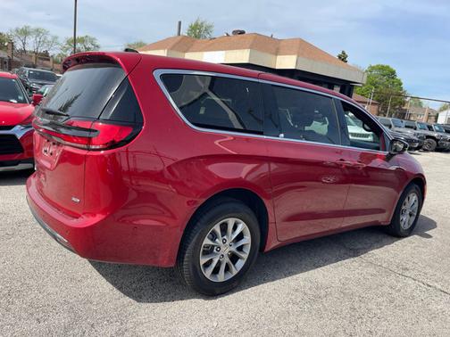 2025 Chrysler Pacifica Select