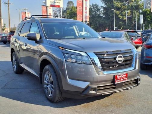 2025 Nissan Pathfinder SV