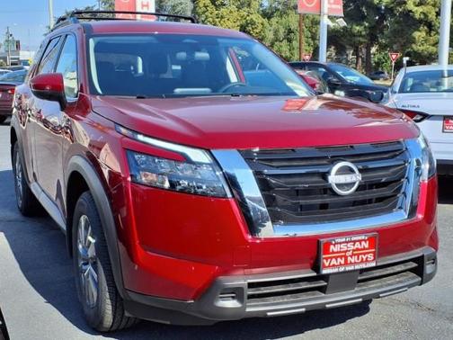 2025 Nissan Pathfinder SV