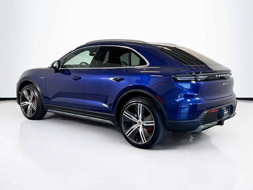 Gentian Blue Metallic 2025 Porsche Macan