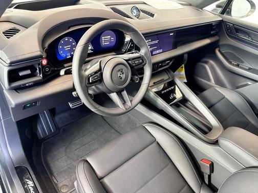 2025 Porsche Macan Turbo