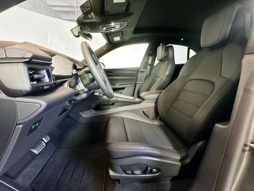 2025 Porsche Macan Turbo