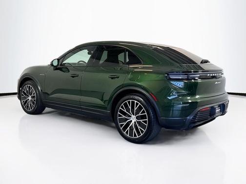 Oak Green Metallic Neo 2024 Porsche Macan Macan Electric 4